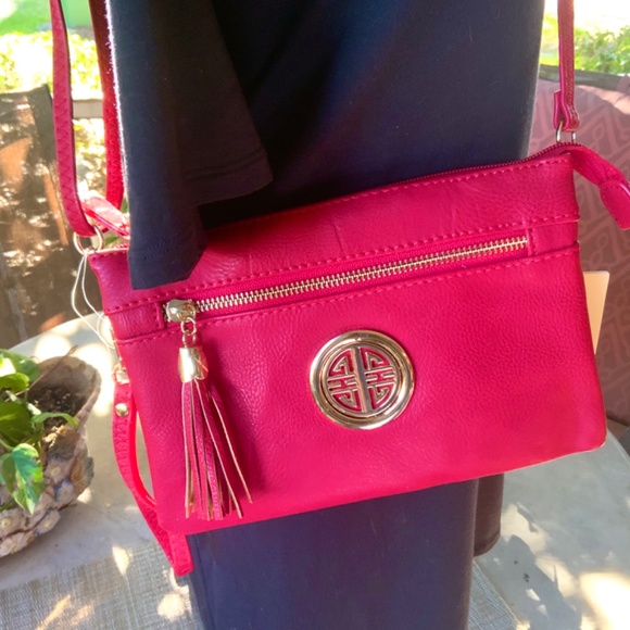 RED CROSSBODY w/MEDALLION / MESSENGER BAG⭐️ LIGHT WEIGHT- NEW CONDITION W/TAGS - Picture 10 of 14